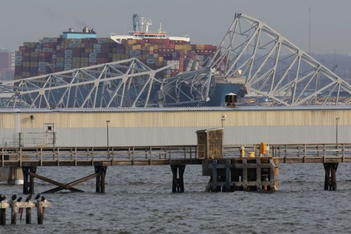 Quem estava pilotando o navio de carga que atingiu e derrubou ponte nos EUA?