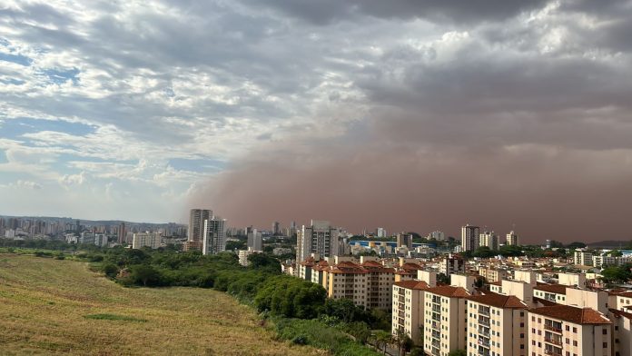 Nuvem de poeira invade cidade no interior paulista; veja imagens