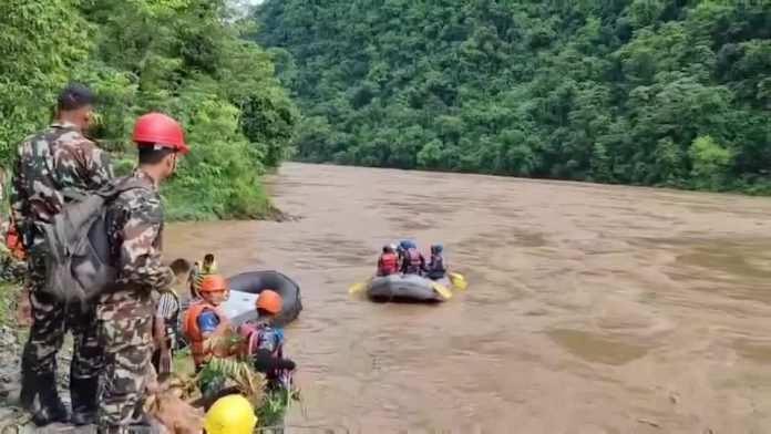 Deslizamento de terra arrasta dois ônibus para dentro de rio no Nepal