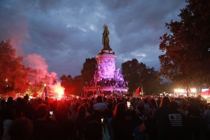 Manifestantes protestam na França após vitória da extrema direita no 1º turno das eleições