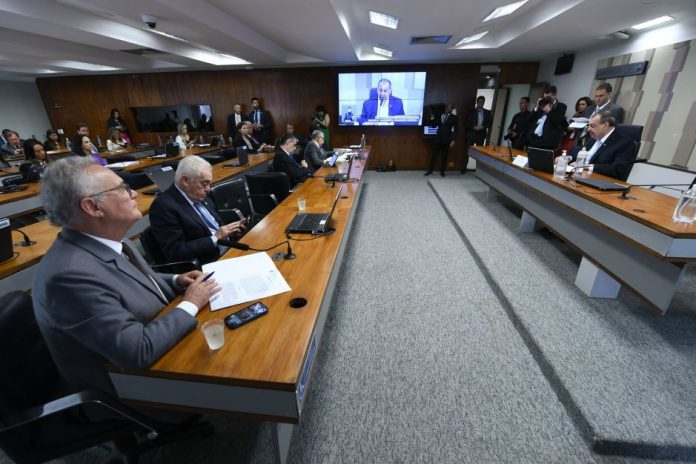 Projeto pode proibir bancos de oferecer empréstimo por telefone; comissão do Senado analisa