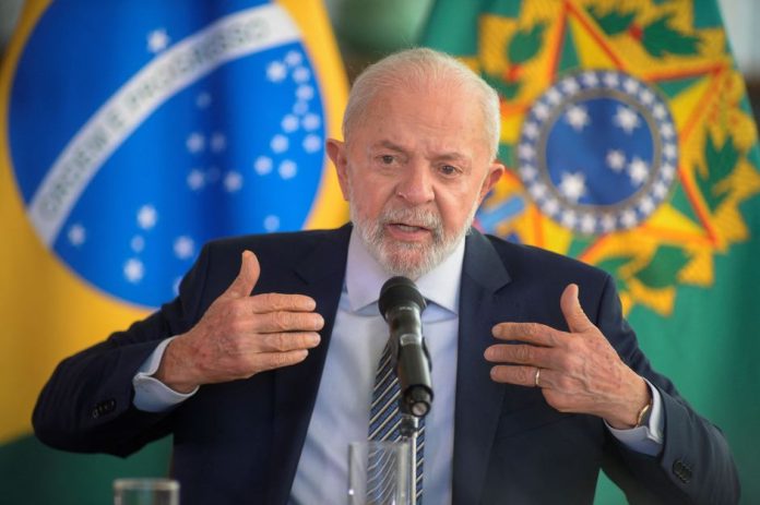 Lula evita imprensa e encerra viagem ao Chile sem responder sobre Venezuela