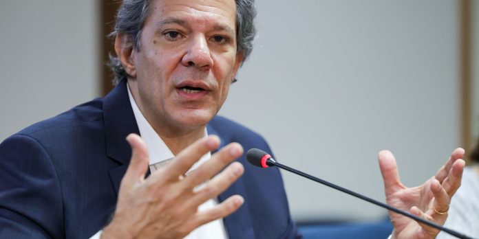 Haddad descarta elevar IOF para conter saída de dólares